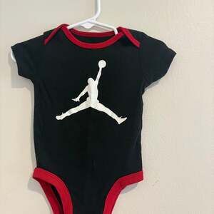 Nike Air Jordan Bodysuits Baby Boys Size (0-6M) BlkRed Short Sleeve Solid Outfit